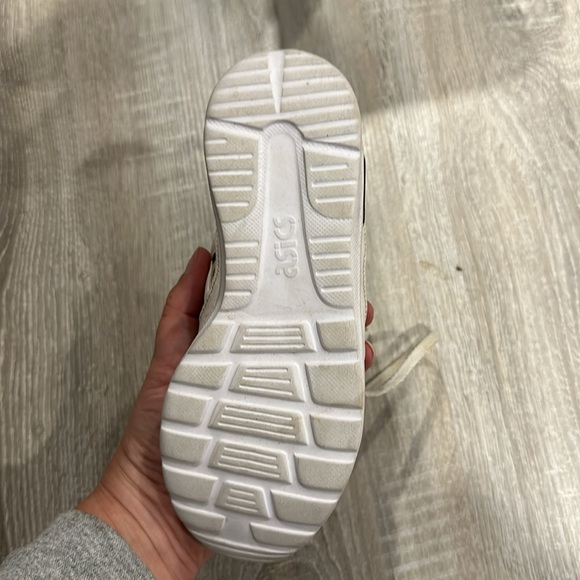 Disney ASICS size 1 - Picture 2 of 2